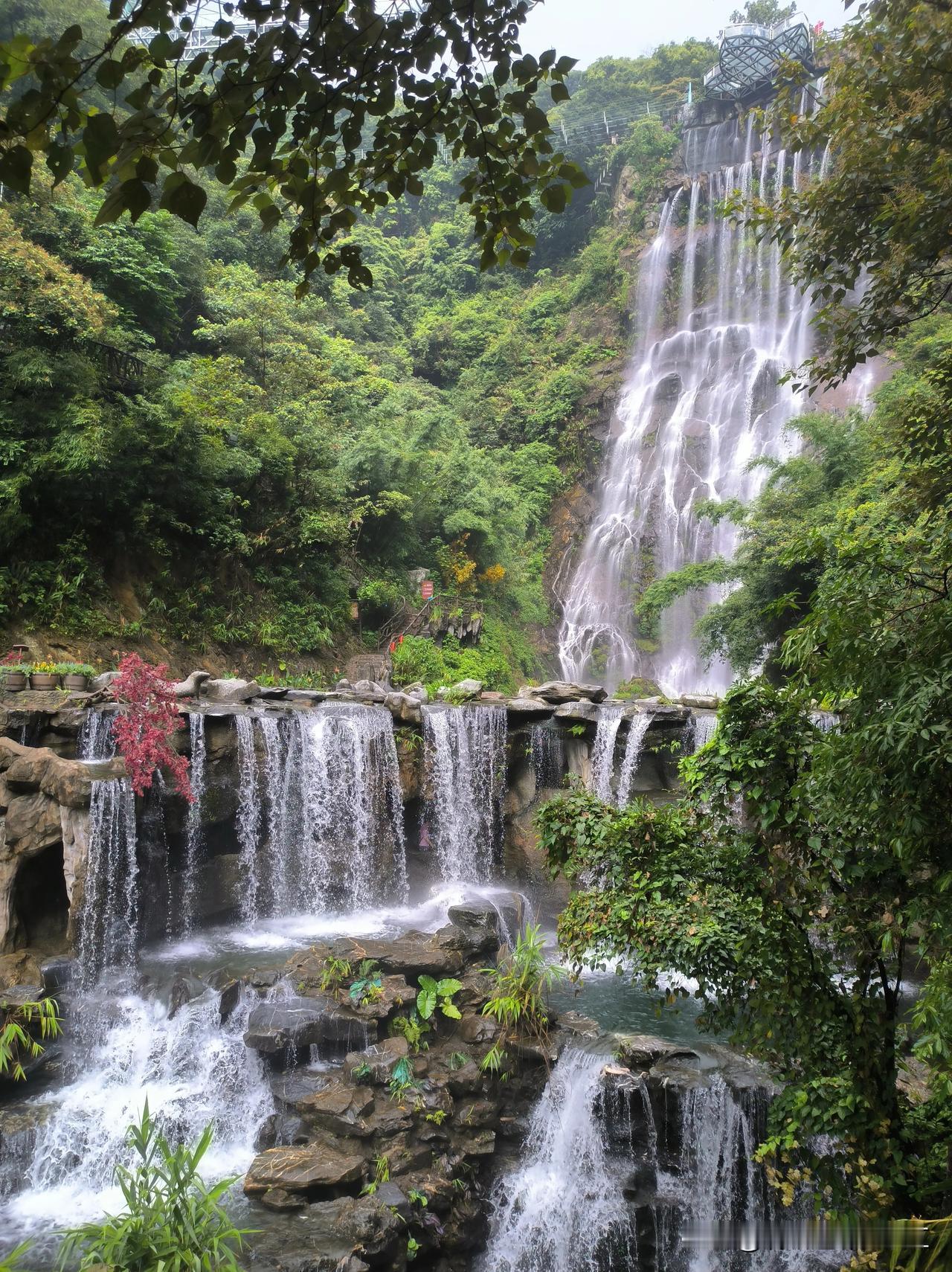 白瀑起九霄
珠玉落三叠
满山尽苍翠
红花领风骚