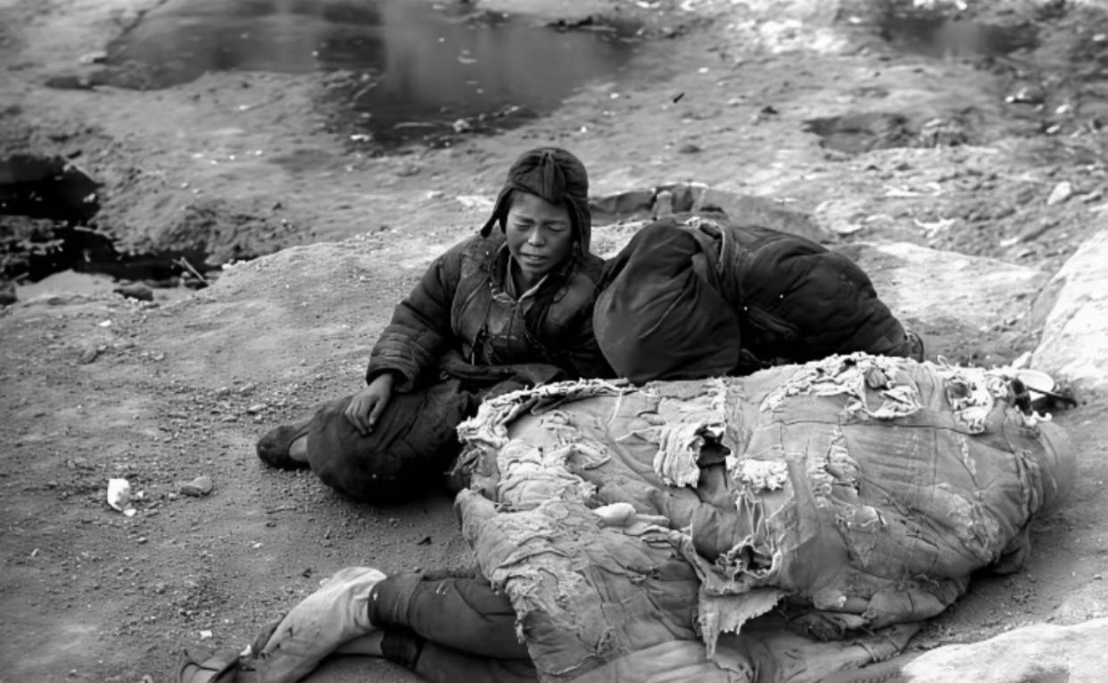 这组老照片是美国《时代》记者白修德在1942年河南大饥荒期间拍摄的，记录了当时的