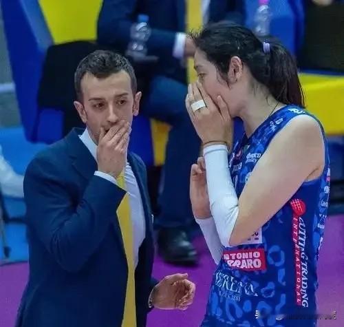 听说科内利亚诺女排的主帅桑塔雷利要跳槽去土耳其？这传闻最近传得挺热闹。

不过，