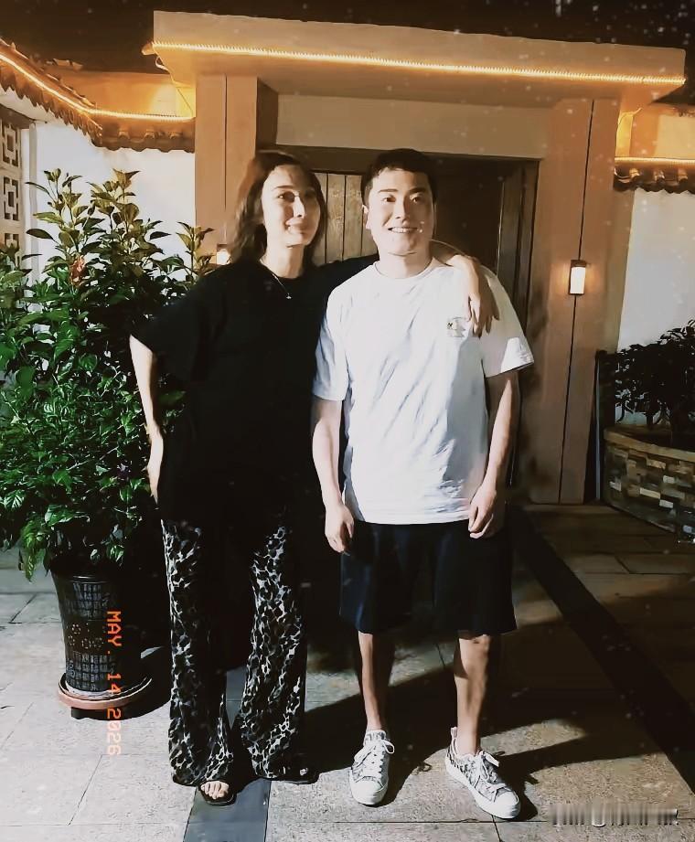 很多人说:这位搂着梁靖崑脖子美女太嚣张了！
其实不是嚣张，
这是血脉压制！

她