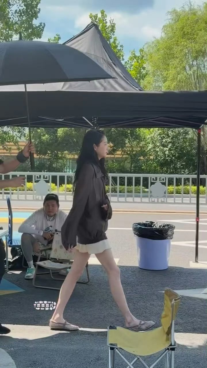 关晓彤的腿屏幕快装不下了一组片场路透，让关晓彤的身材再次登上热搜。得天独厚的骨架