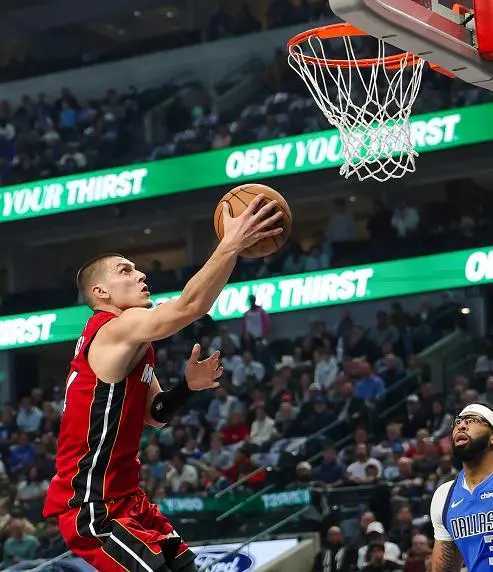 浓眉17+17+3帽统治内线 弗拉格13中9完爆维金斯 独行侠三连胜宣战雷霆独行