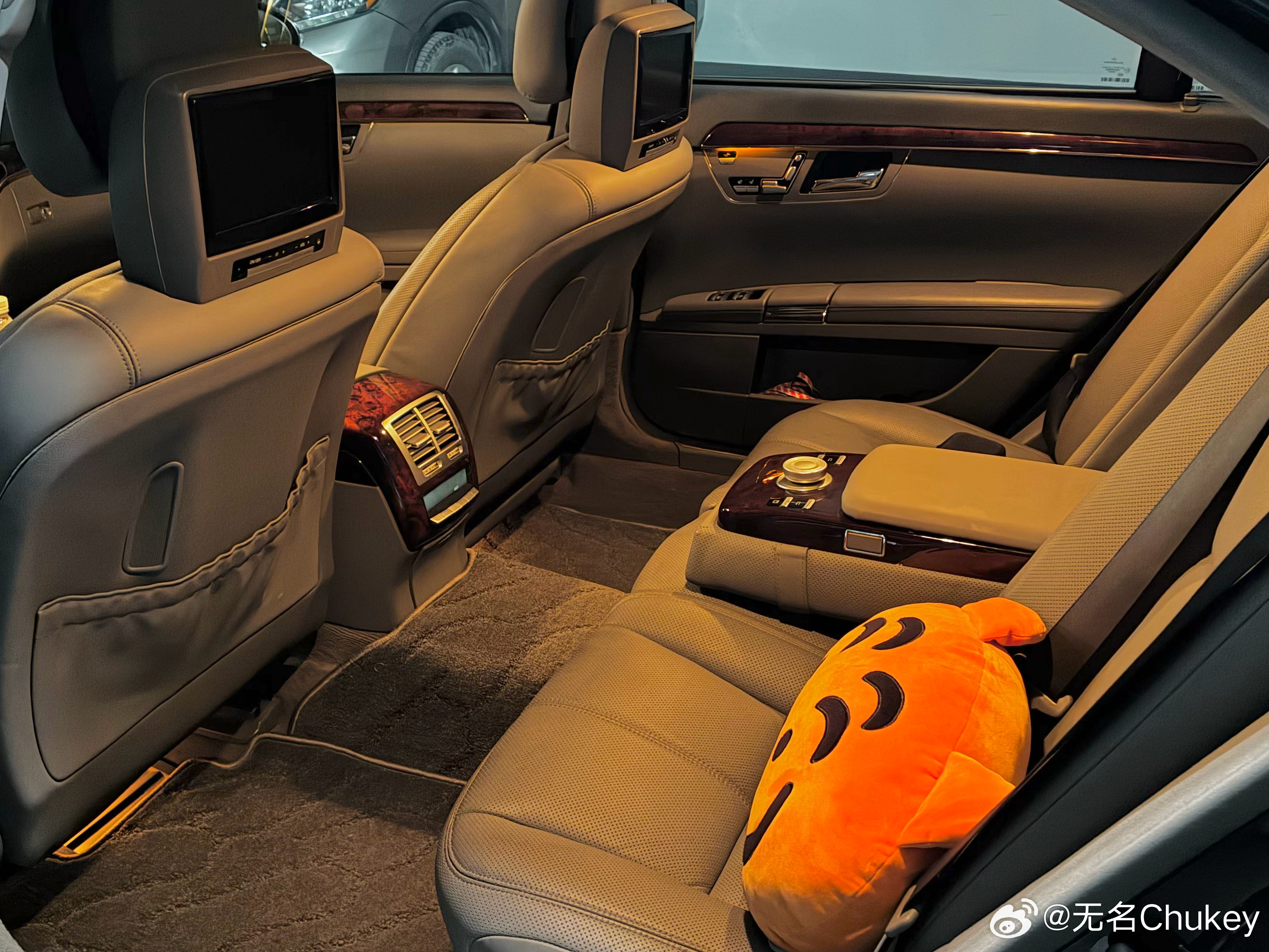 同年份的奔驰S350（V221）和宝马730（E66），当年E66已经是生命末期