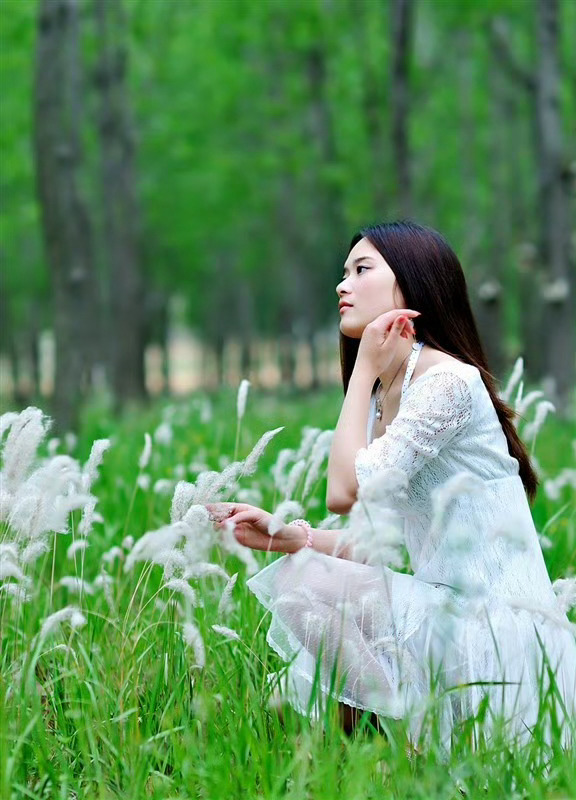 生活手记最爱无星无月的夜，让旋律漫过枕边。音符像一群调皮的小精灵，在眉间跳舞，在