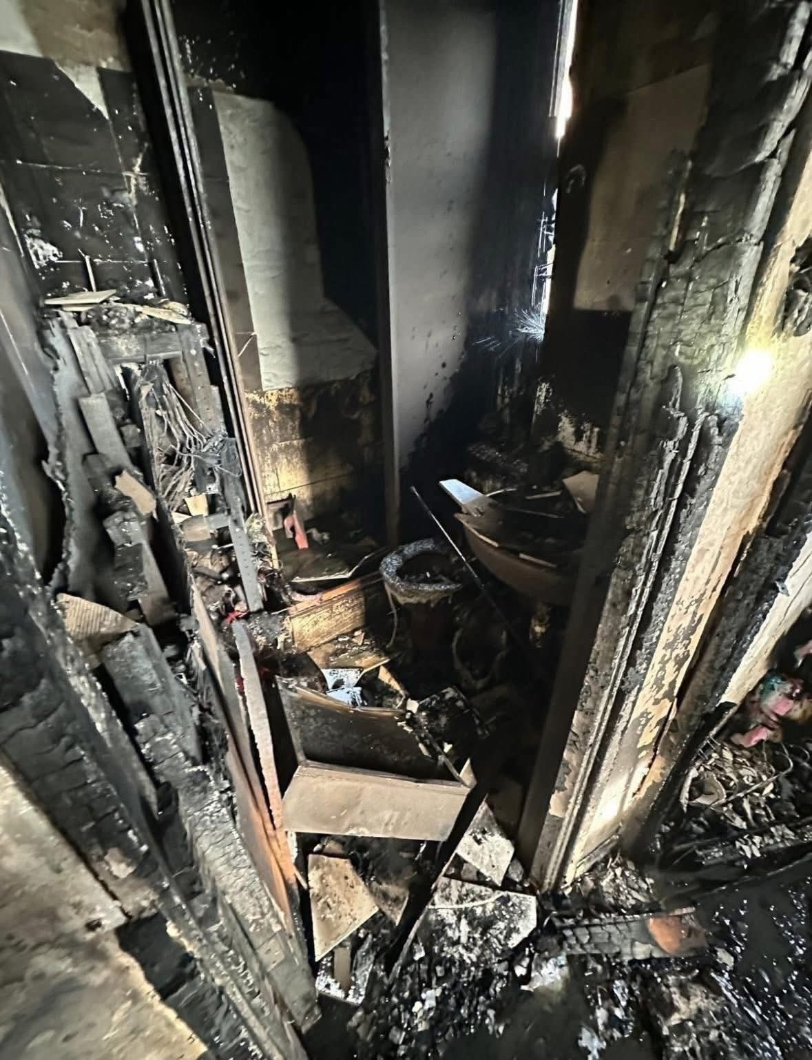 大火无情，宏福苑火灾单位内部的情况，损毁严重，触目惊心。图片来源：香港商报 