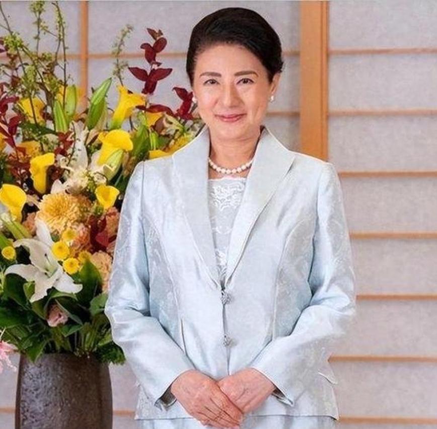 本政坛最近炸出一声惊雷。日本历史上首位女首相高市早苗，如今陷入了四面楚歌的境地。