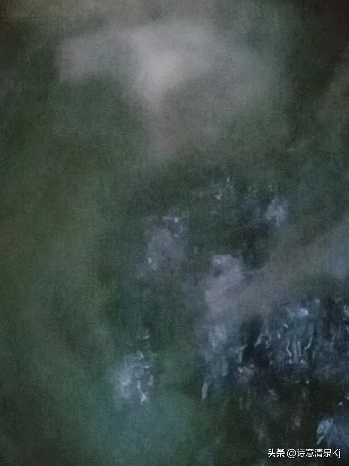 电是万家灯火，那水是什么？我觉得水是人间烟火。
万家灯火亮起时，厨房里的水正咕噜