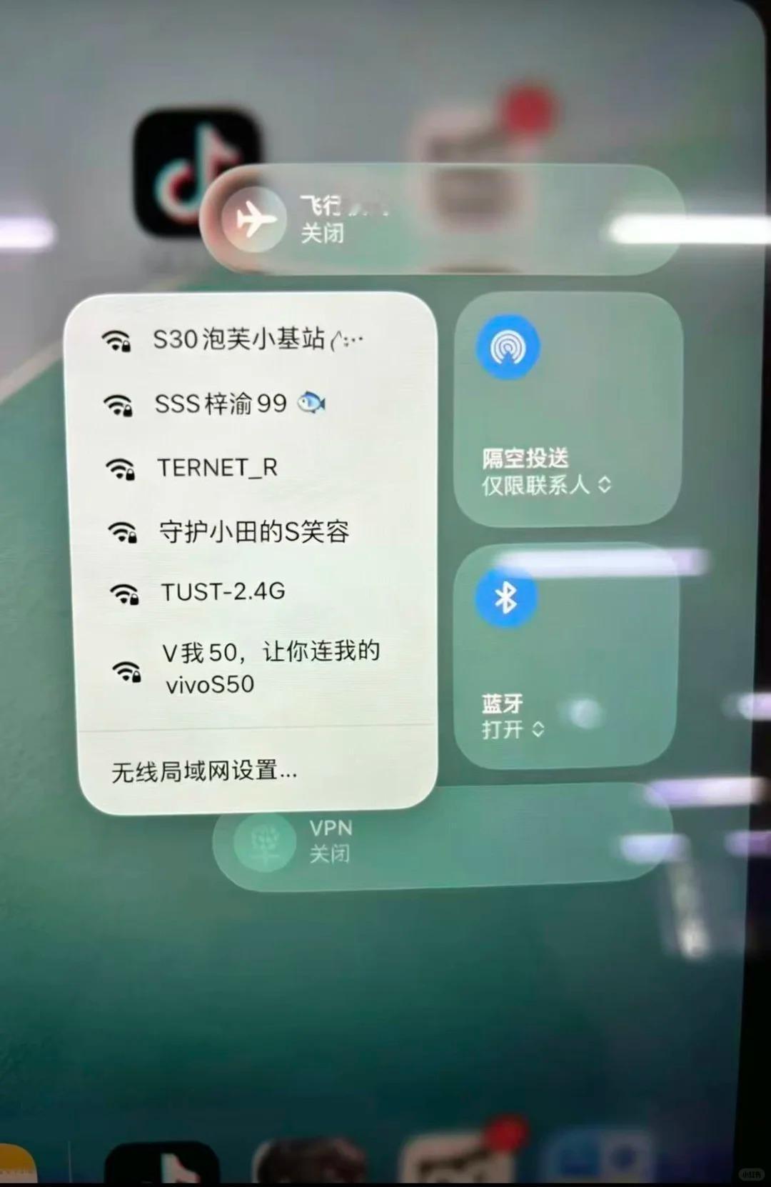 妹妹给我发了一个她们学校图书馆很有趣的事儿校园网信号拉胯，去图书馆只能开热点给电