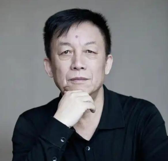 一天，易中天在厦大上课时，一名女生突然站起来冲他大喊:“易老师，我想嫁给你！”谁