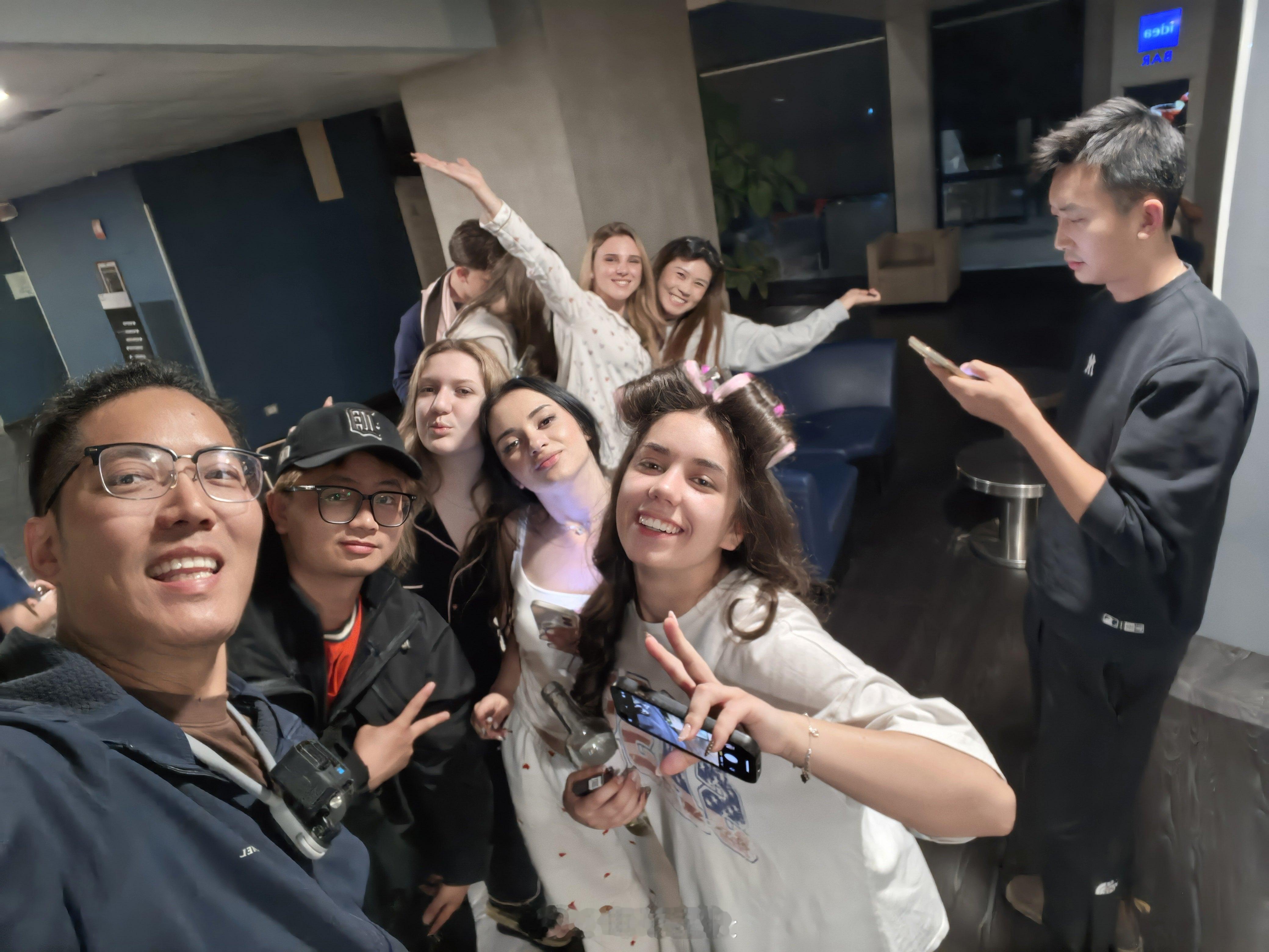 北马其顿的女生真的是热情，听到我们是中国来的一定要和我们合影，小伙伴们都在各种咔