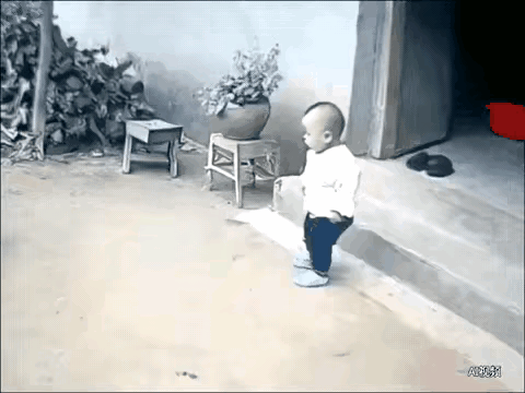 万万没想到，小动物之间也有守护与担当，看完心里又暖又感慨。小孩子在空地上玩耍，突