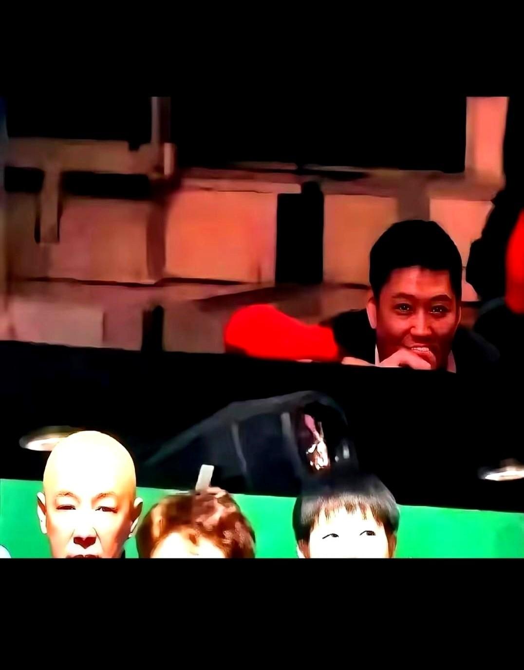 镜头扫过看台那一刻，我心口堵得慌。
亲手拉扯大的徒弟，在下面拼命。当师傅的，只能