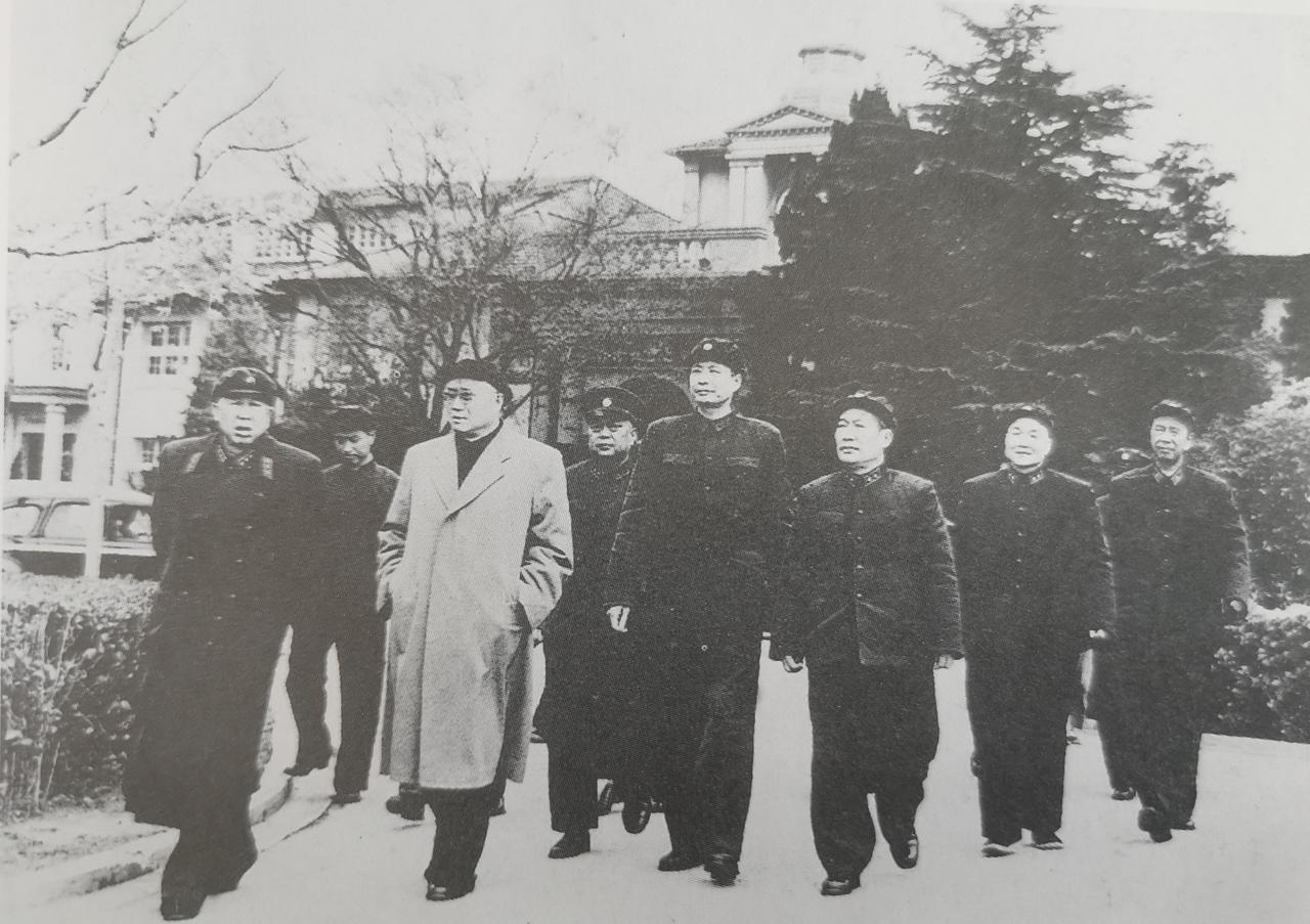 张震上将个子真高，比刘伯承还要高出一头，估计有1.9米。