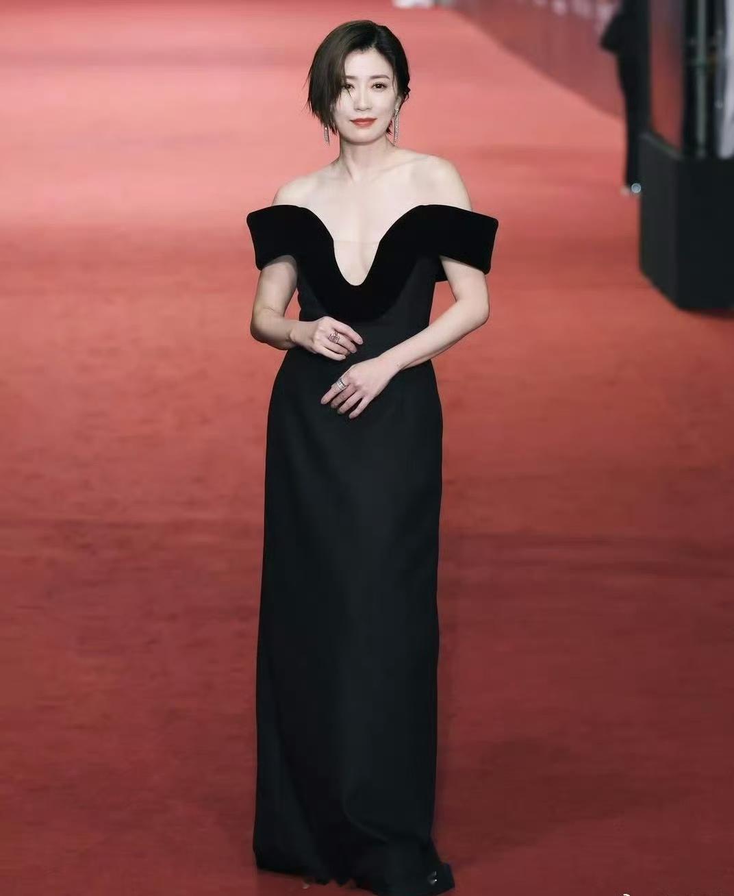 #贾静雯短发#虽然很美 但还是想看长发！[泪] ​​​