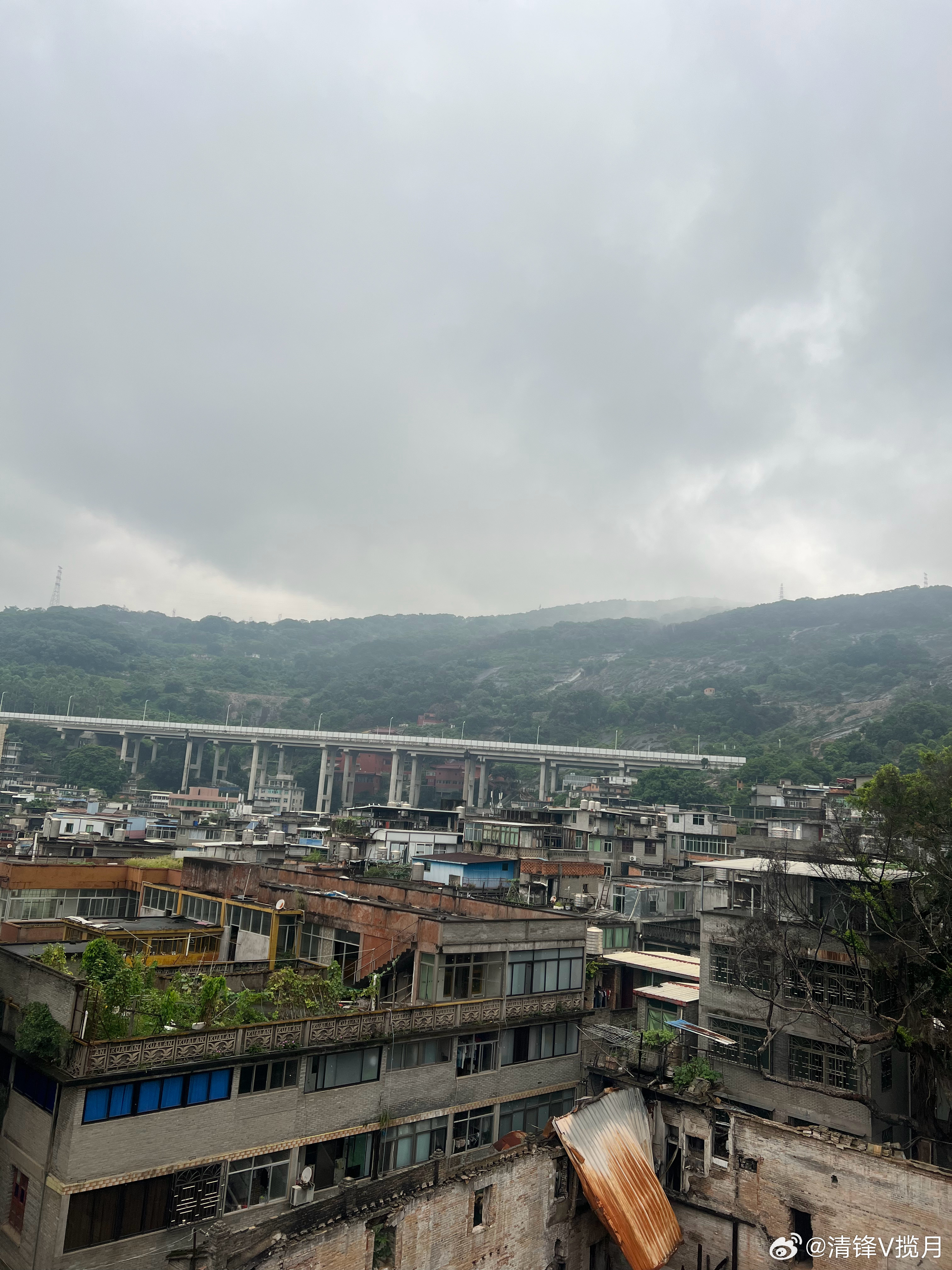 站在屋顶上看着青山云雾缭绕，老屋错乱，市井烟火最扶人心。老城旧时光