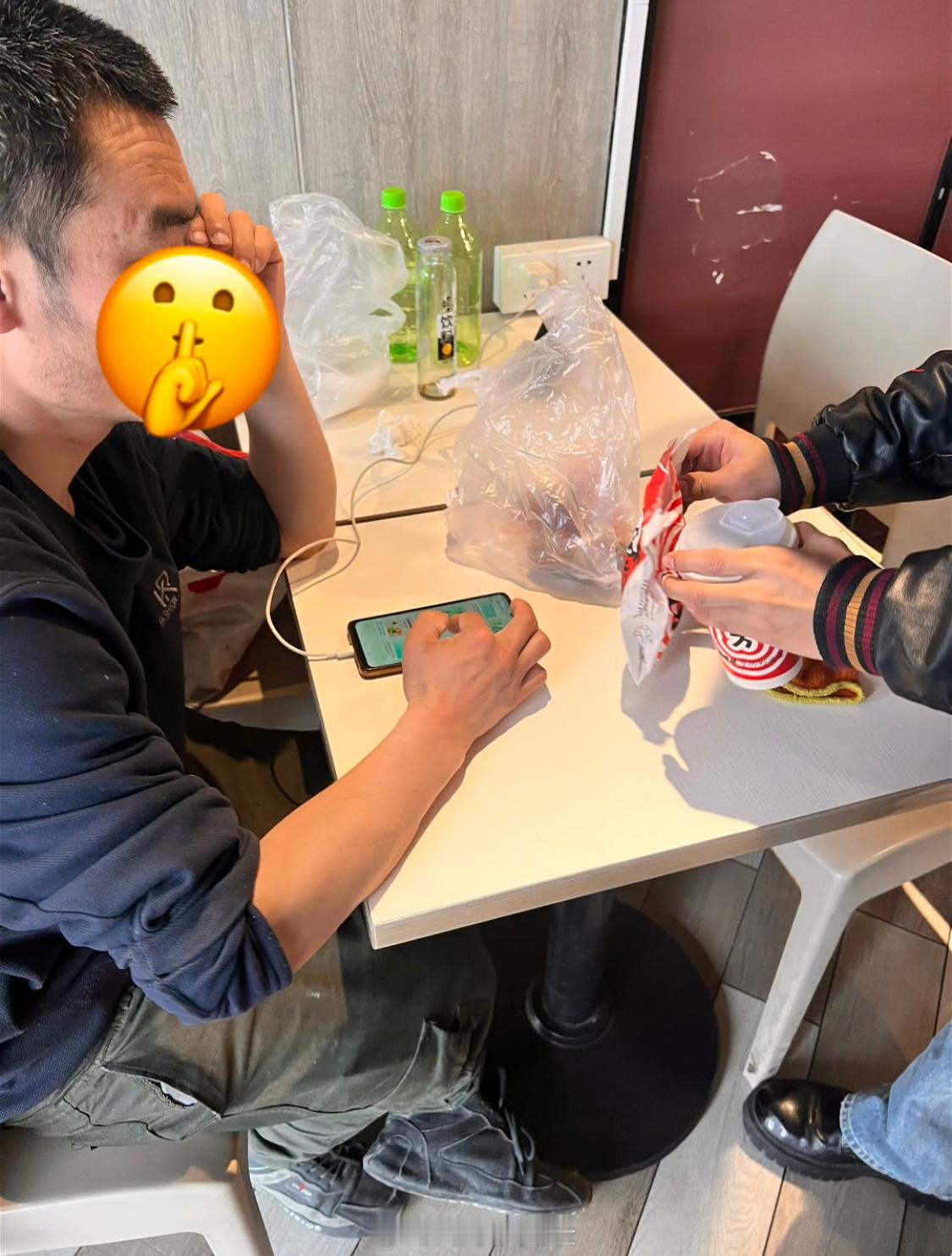 ✉️：男友克服了内向的性格去帮助叔叔今天我和男朋友去吃kfc,因为我们两个 都饿