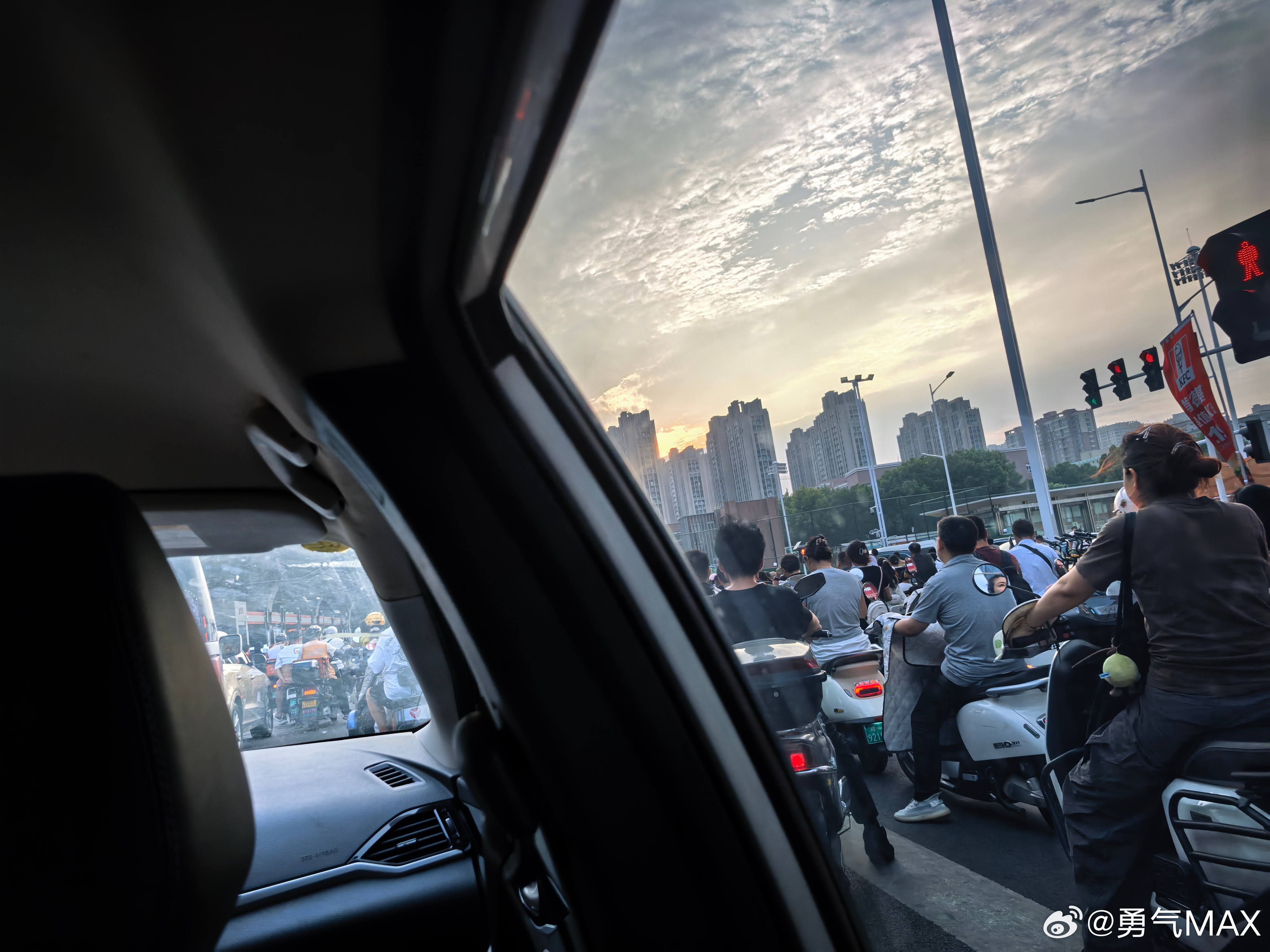 郑州下班时间右转机动车车道上的电动车大军[捂嘴哭] ​​​