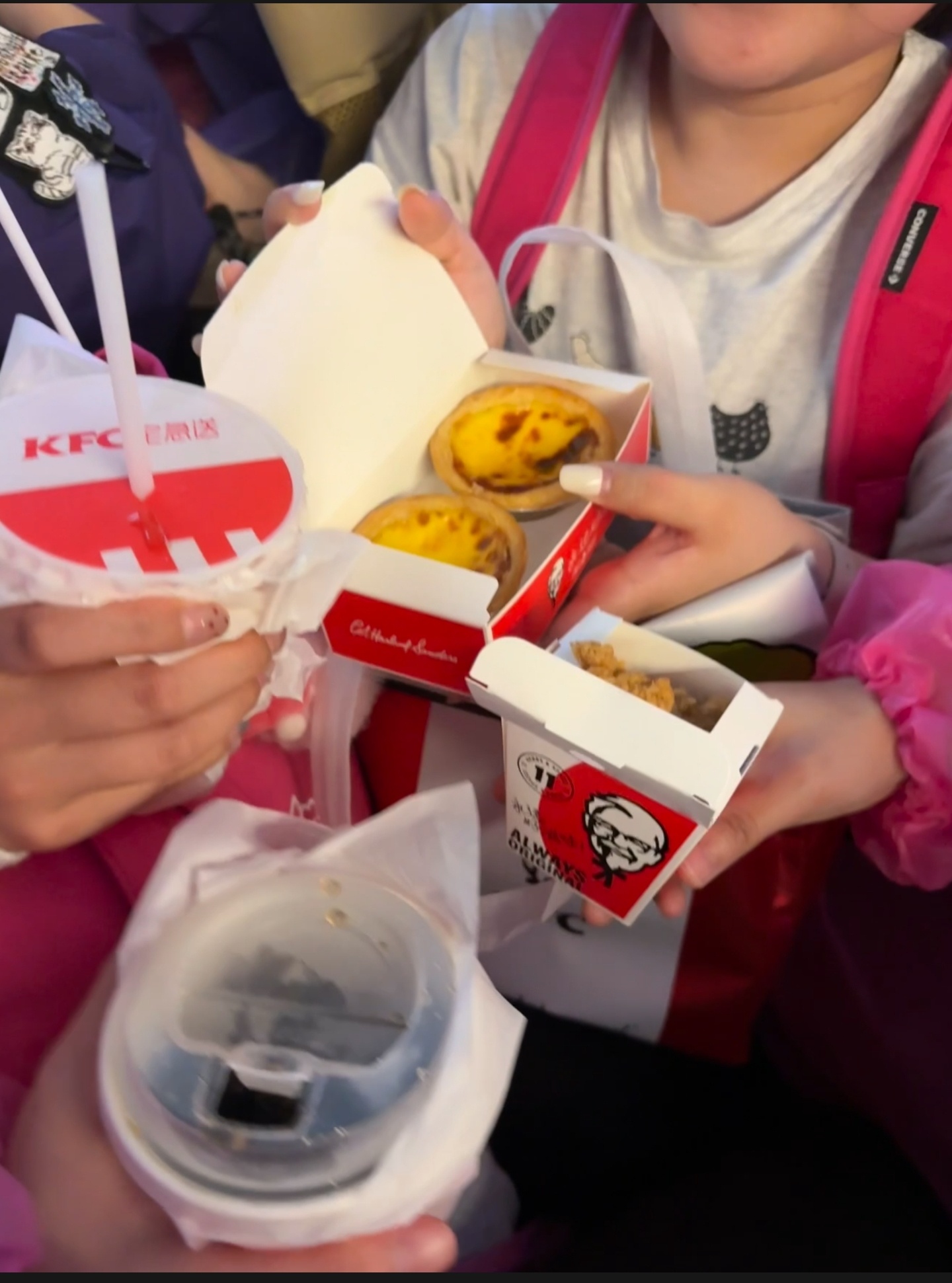 迪奥Dior南京线下活动迎来阴冷的雨天——迪丽热巴粉丝给夜排的同担送去了吃食，幸