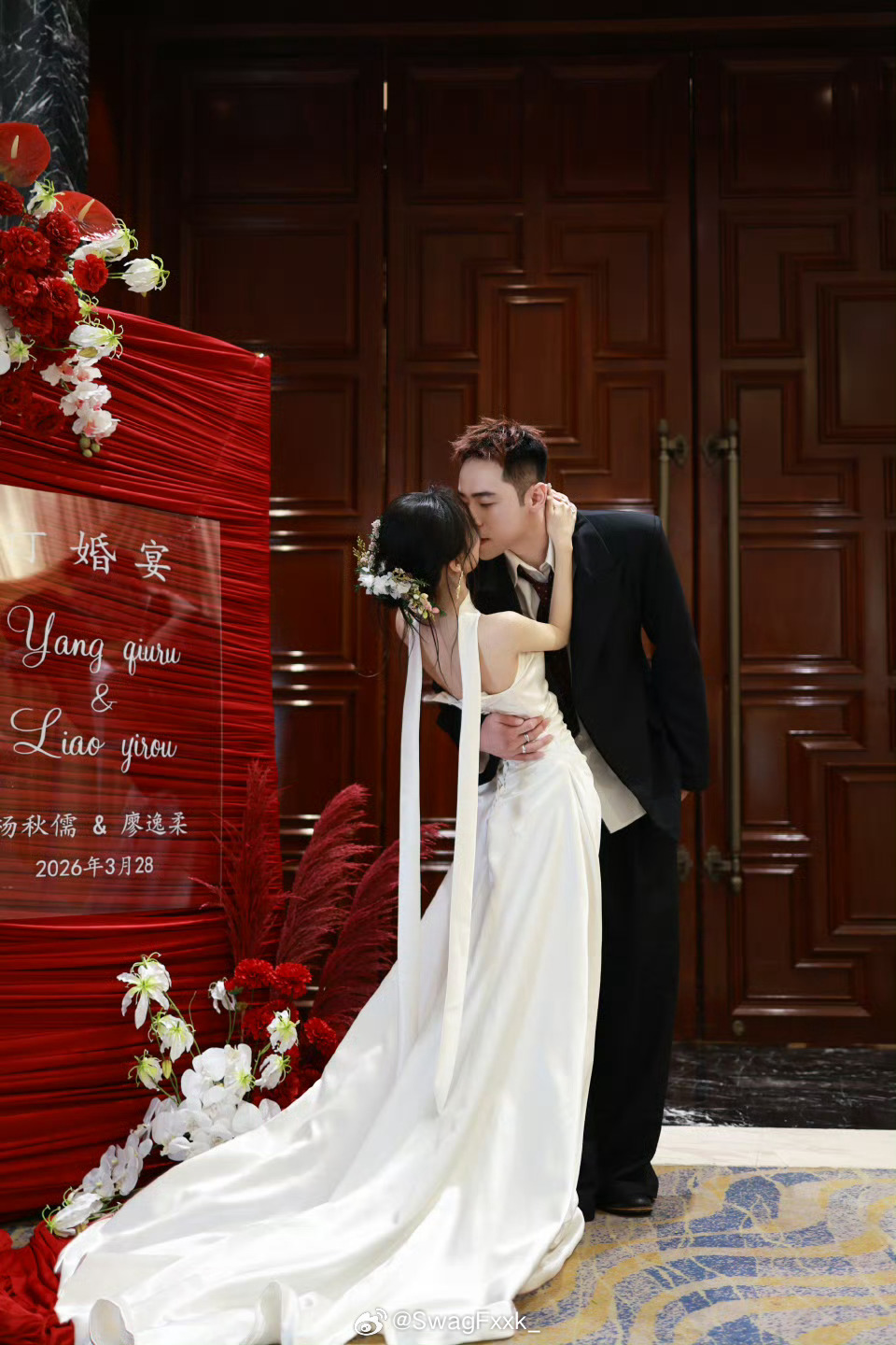 恭喜！活死人杨秋儒订婚啦！！ 