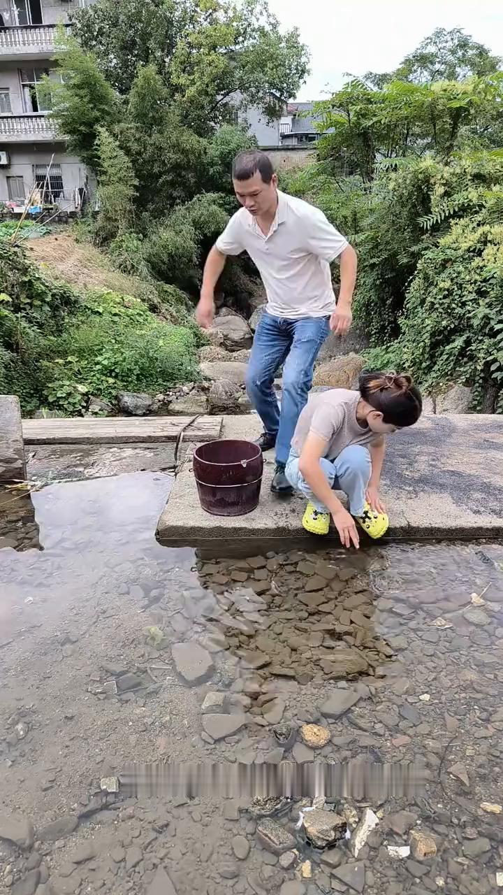 炸你别笑。