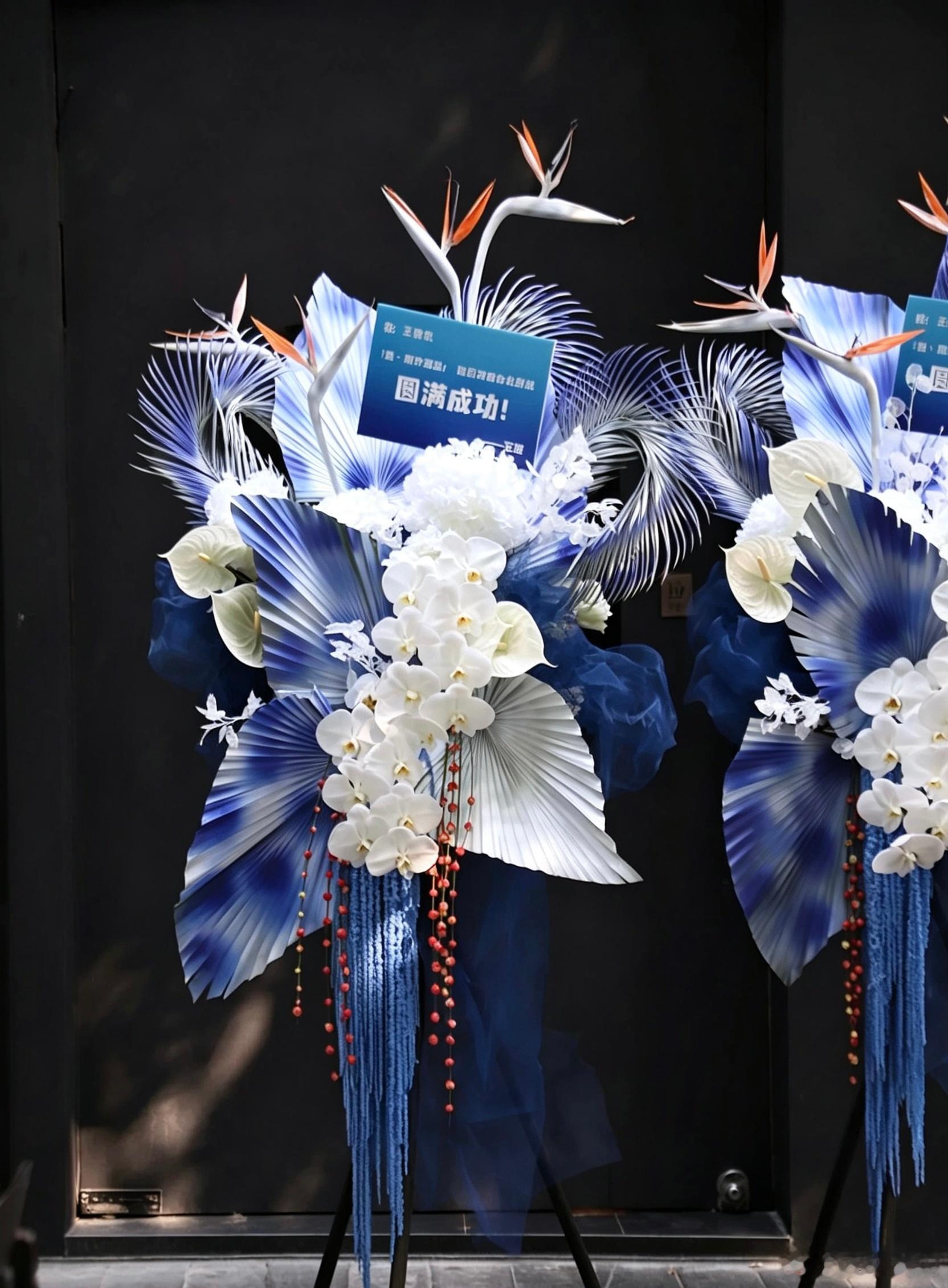 王源送王俊凯的演唱会花篮王源给王俊凯送的花篮花语贺卡寄语简单真挚，祝王俊凯演唱会