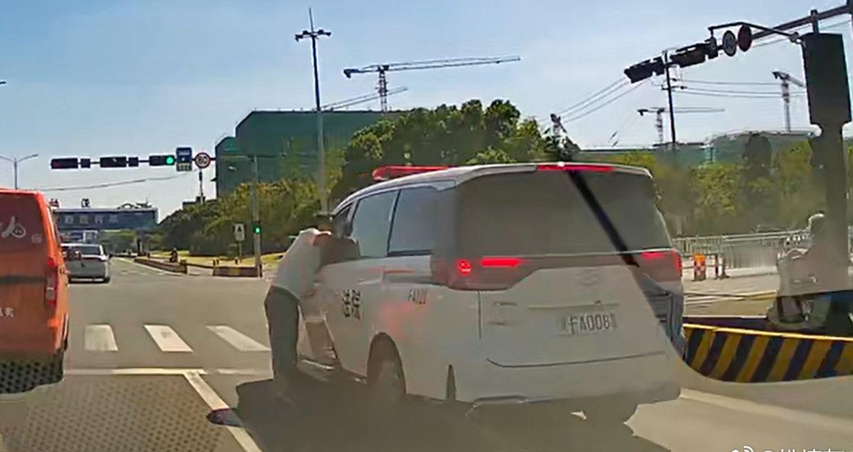 【浙江法警说跟着我的警车走】日前，嘉兴南湖法院法警大队副大队长冯烨、执行局干警李