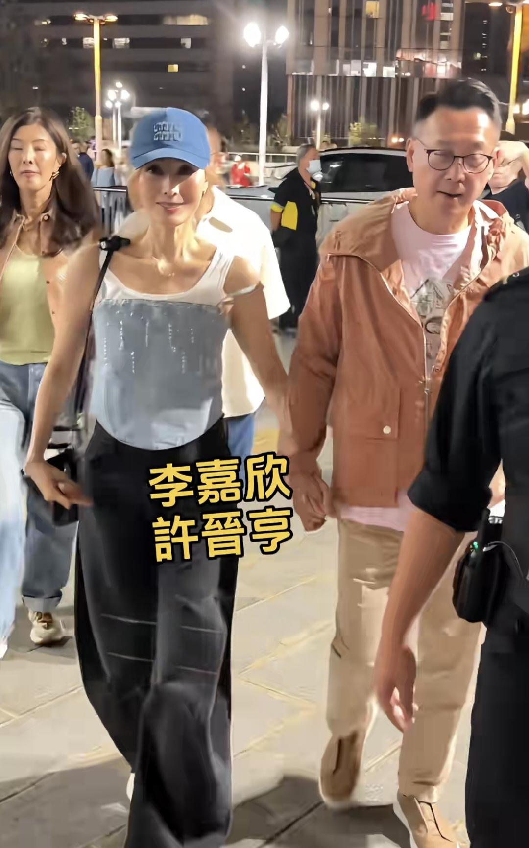 4月26日晚上，56岁李嘉欣和老公许晋亨、姐姐李嘉明一起去看草蜢演唱会，她这次露