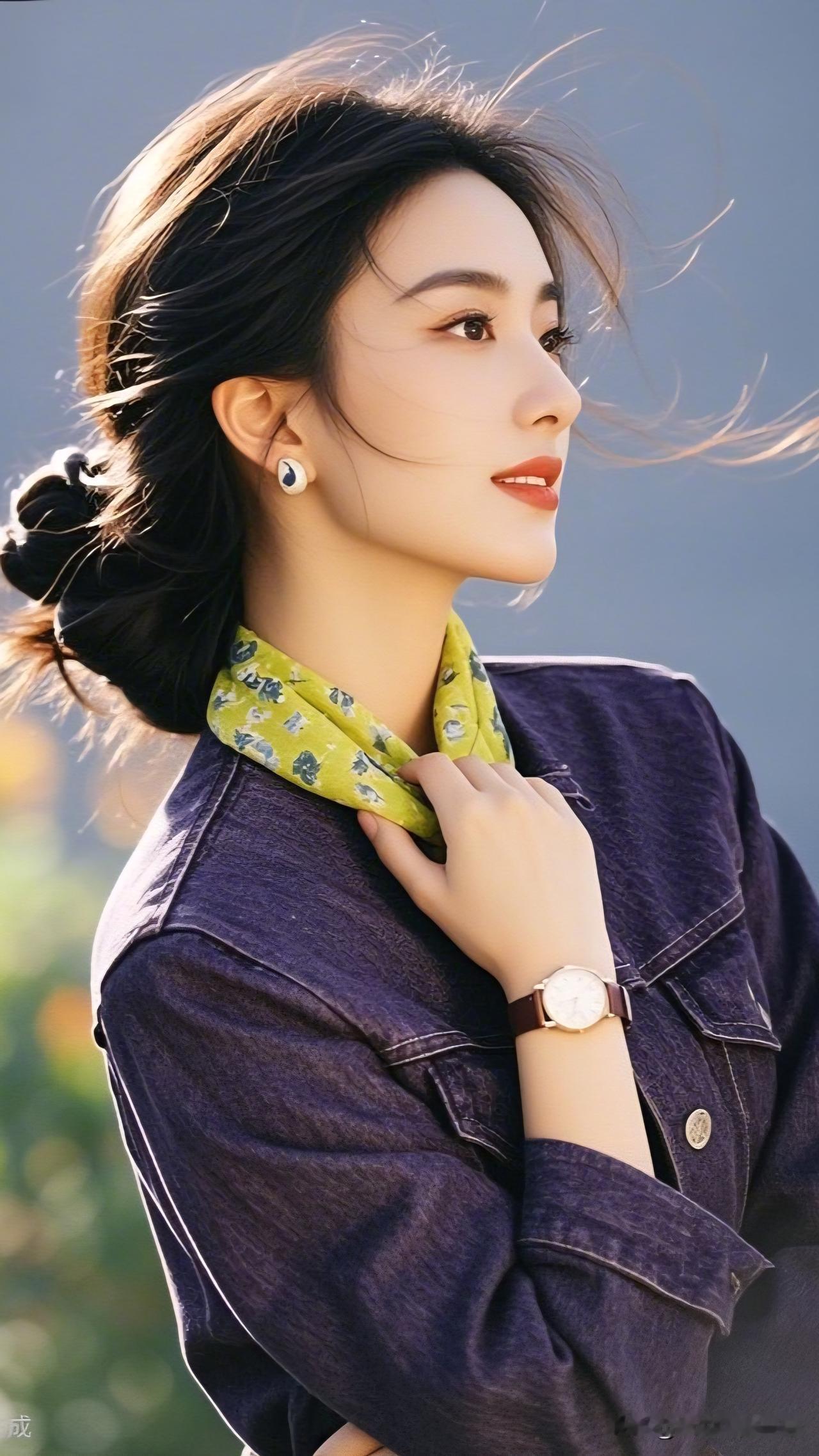 风起云涌间，佳人如画。美女究竟能有多美 优雅复古风，牛仔外套搭配绿色丝巾，尽显时