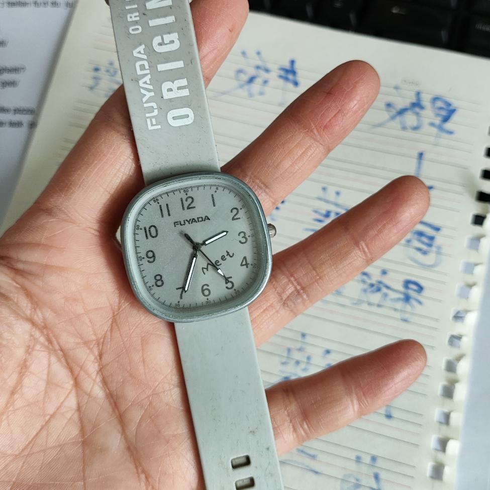 19块钱的手表配不上我老公了……

今天收拾东西，看到这块表，在犹豫要不要扔掉。