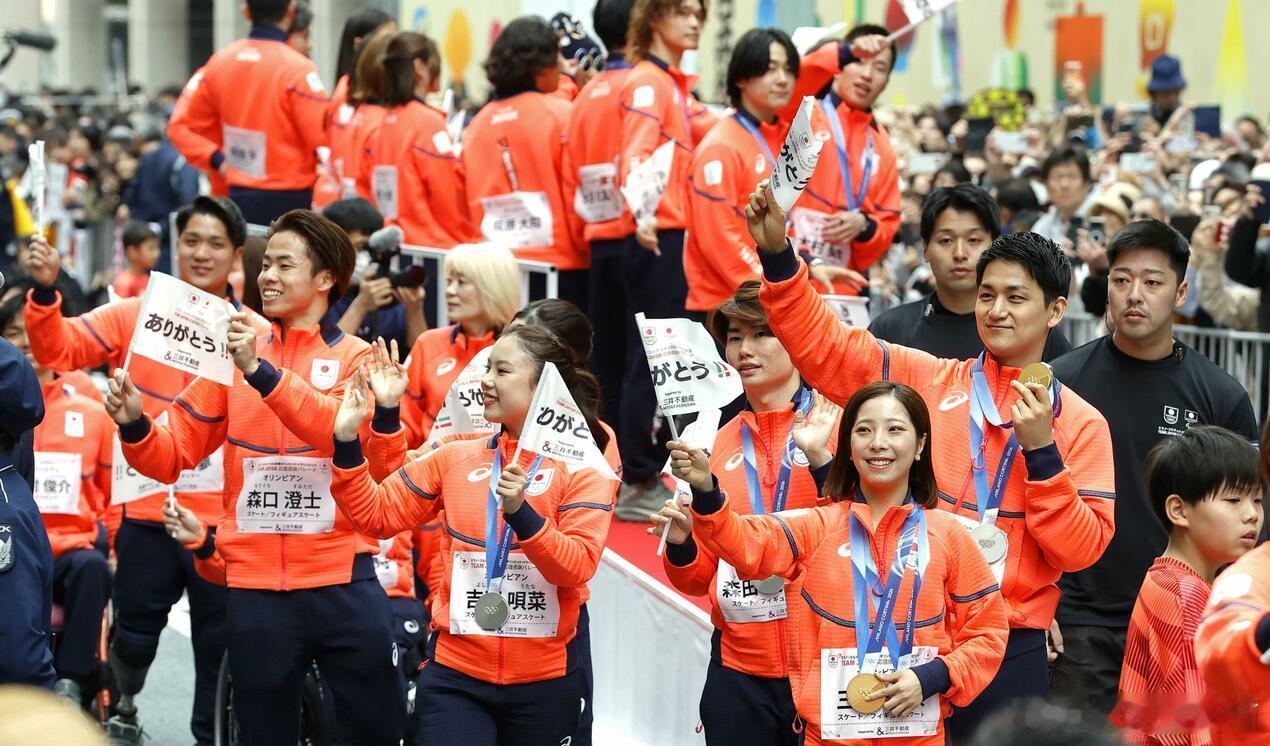 米兰冬奥日本代表团在东京日本桥举行凯旋巡游 约5万人现场助威海外新鲜事 米兰—科
