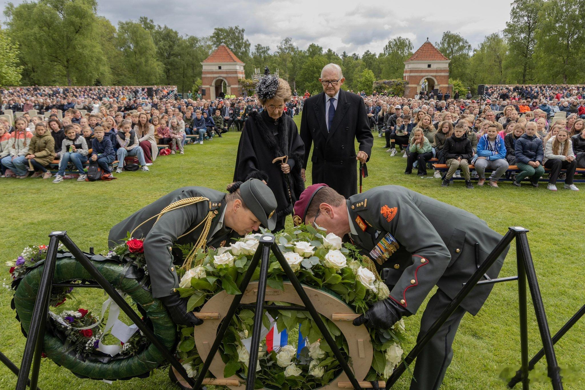 🇳🇱5月4日，玛格丽特公主代表荷兰王室出席在加拿大霍尔滕公墓举行的纪念活动。
