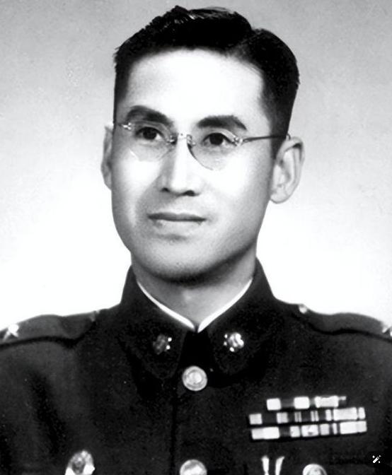 1948 年深夜，毛人凤带着一群特务，偷偷突袭郭汝瑰家，目的就一个 —— 找他 