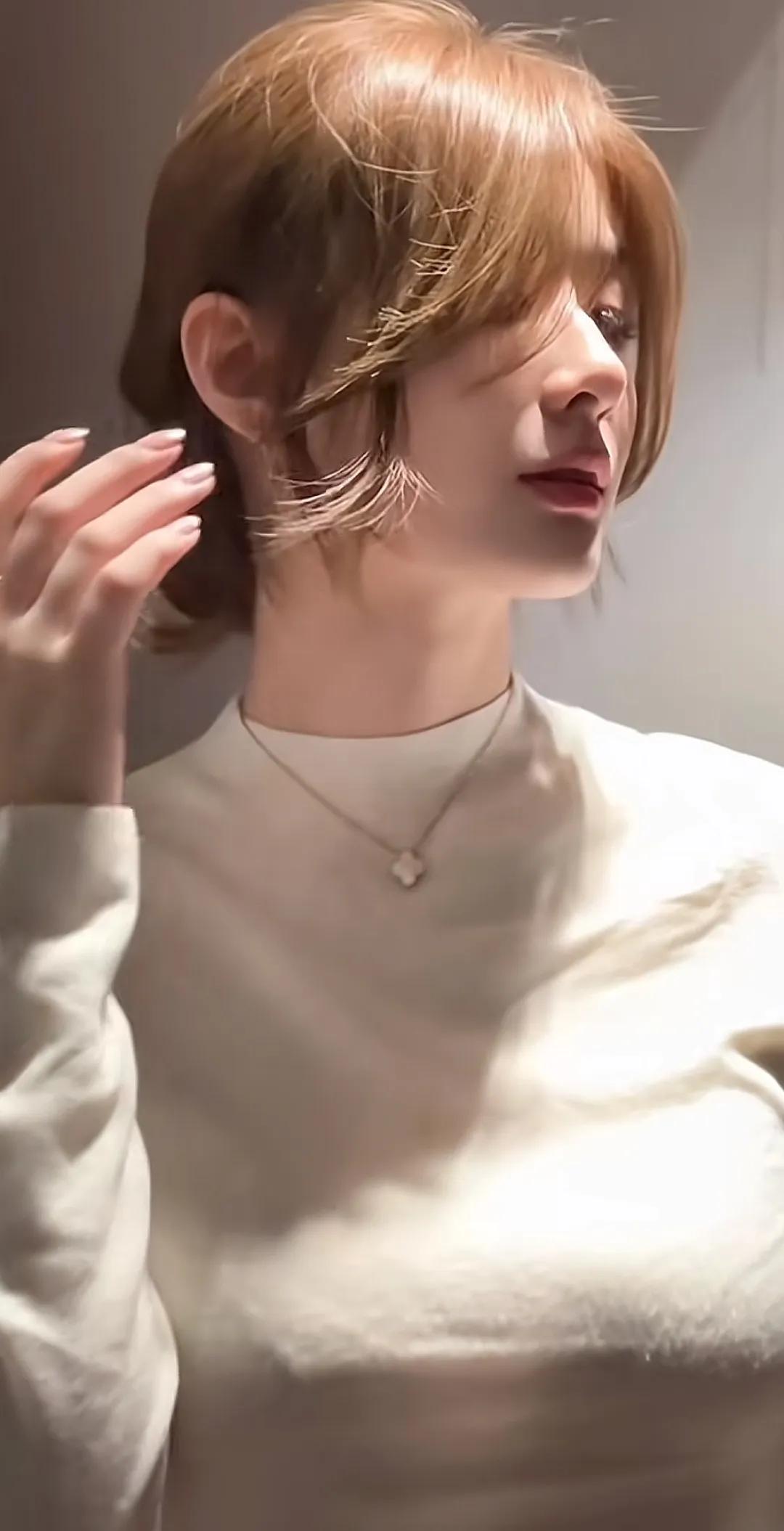 温柔甜美的冬日穿搭，暖色系妆容搭配高领毛衣，尽显优雅气质。