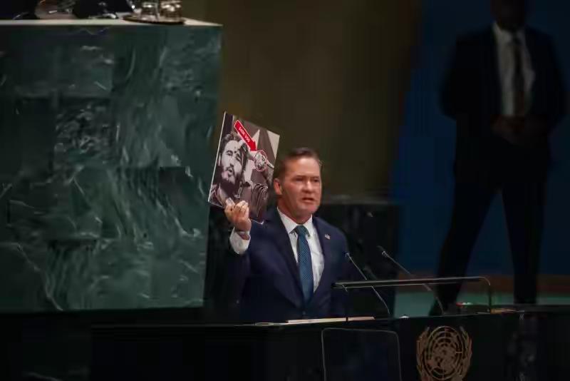 根据联合国大会现场记录以及多家外媒报道，在联合国大会上发生了一次激烈的对峙:
