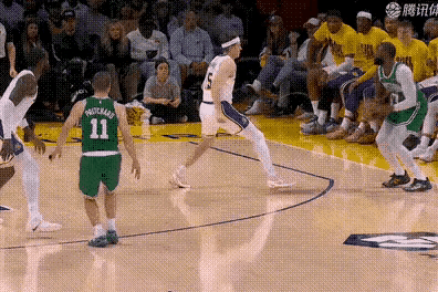 鸭梨式推人。
里弗斯防守布朗，布朗运球冲上去，一推人，一跳投，命中得手。
这种推