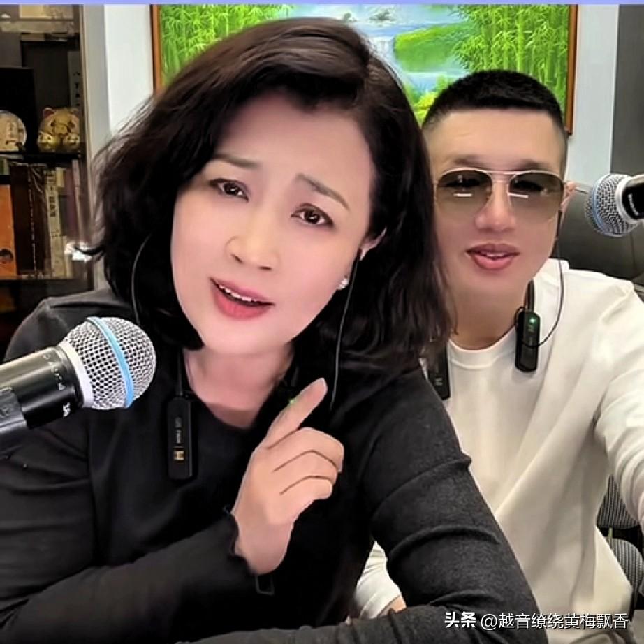 王红梅在直播间提及，她的老姨（最小的姨）高秀敏离世后，她曾创作一首歌缅怀老姨。歌