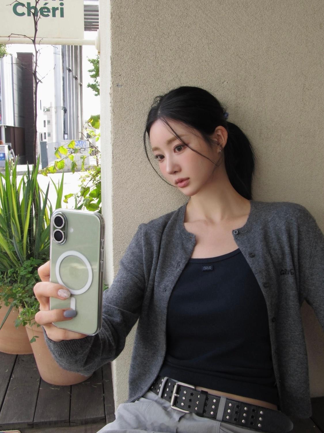 难得刷到一个好看的小姐姐用的是标准版iPhone！ 