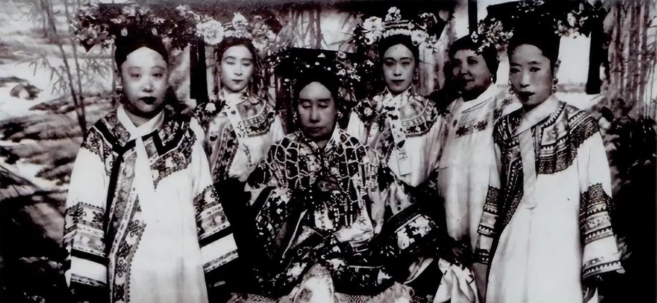 1912年清帝逊位那一天，紫禁城里的太监和宫女们，经历了怎样的人生转折？

19
