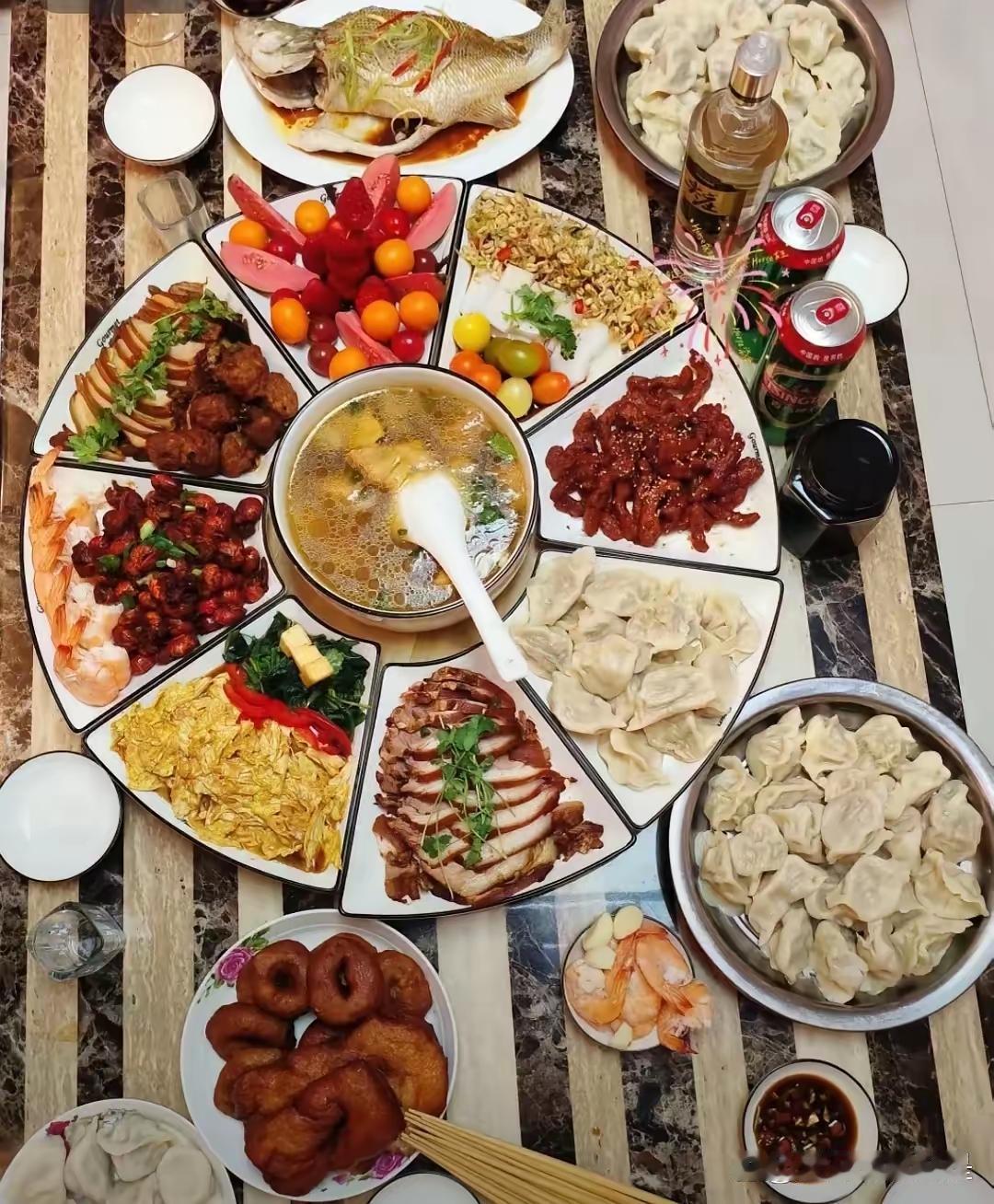 谁发明的“初二回娘家”？
​我初二回娘家，
​但是我妈回我姥姥家了，
​我弟媳妇