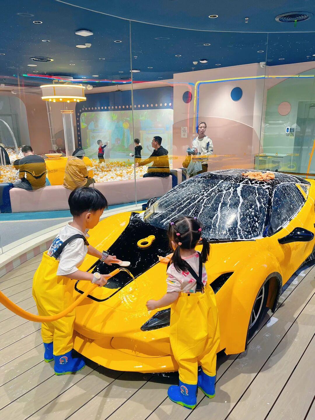 天呐❗4岁的宝贝竟然在游乐场找到了工作‼️