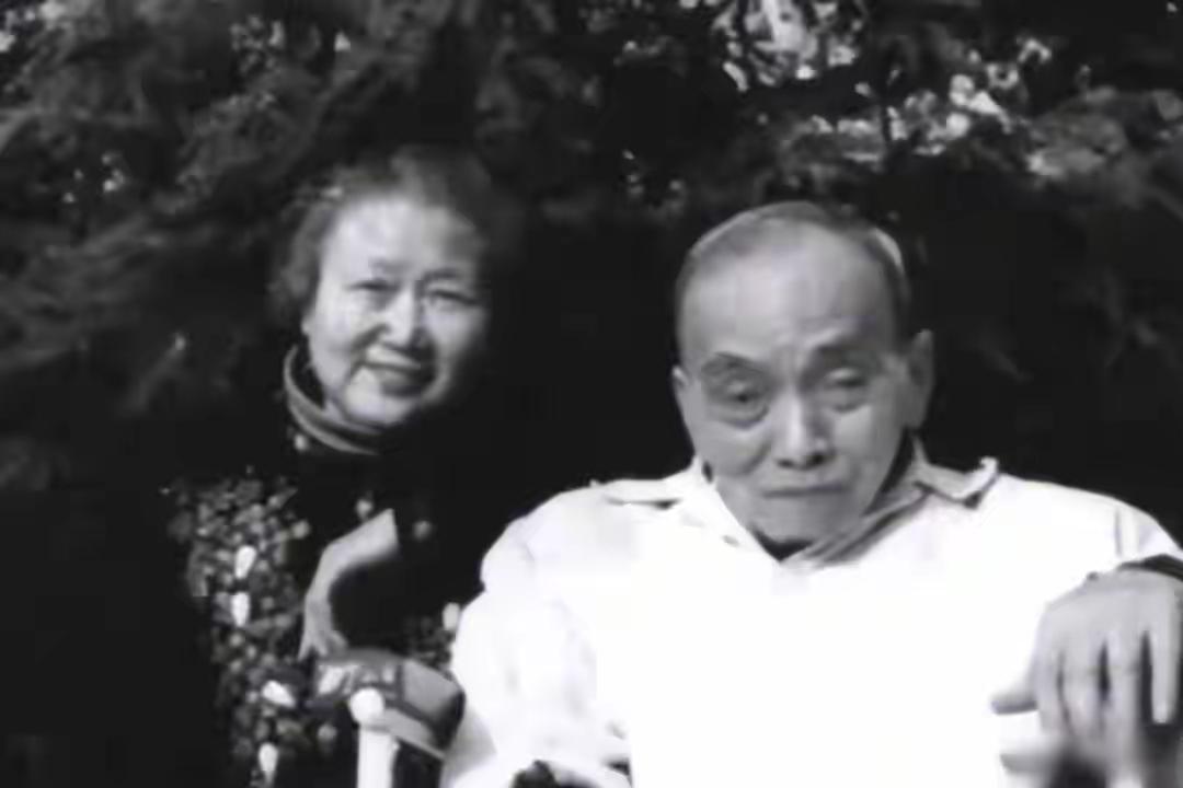 1949年4月，国民党少将范纪曼要被执行死刑，临刑前，他说要上个厕所，但谁也没有