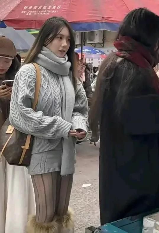 冬日街拍：毛绒袜子和针织衫的时尚组合