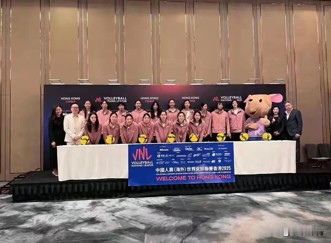【真搞不懂】
网友剧透，中国女排香港站全部老将岀战，真搞不懂赵勇走的什么路线？