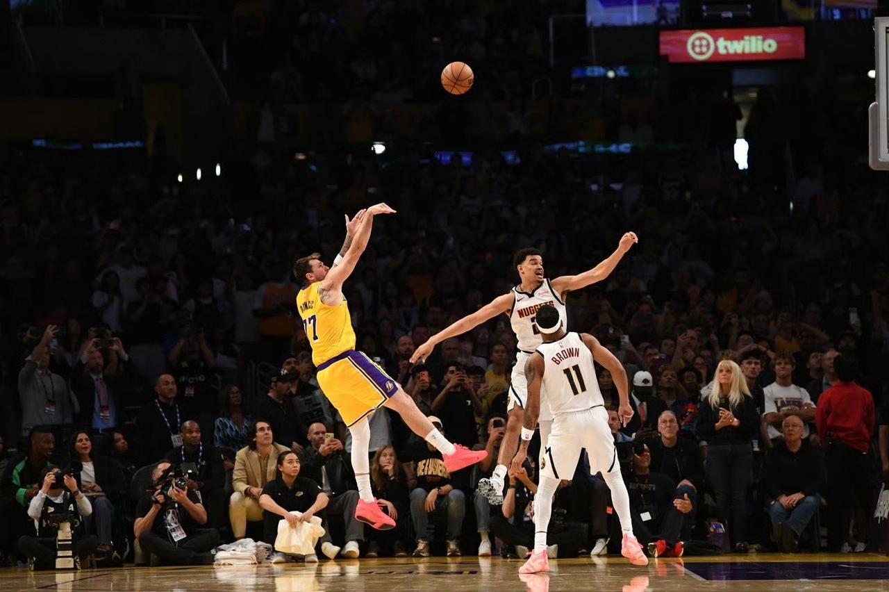 这两场观感。

詹姆斯这两场基本做好了角色球员的工作，今天罕见还能拼一下地板球，