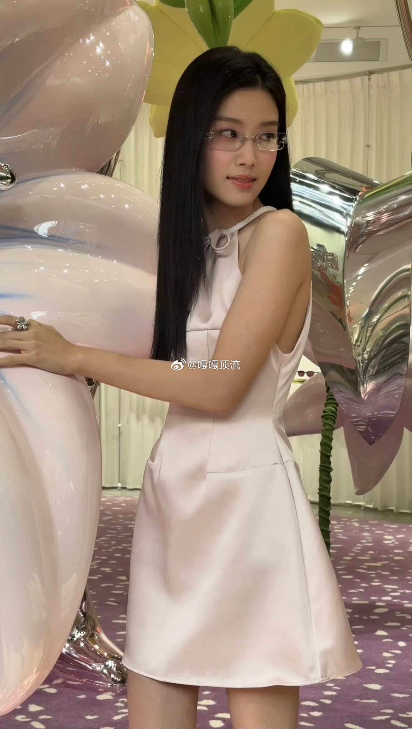 谁收到卢昱晓送的花了 后槽牙已经咬碎！美萌噜噜也太宠粉了吧！一袭小粉裙搭配无框冷