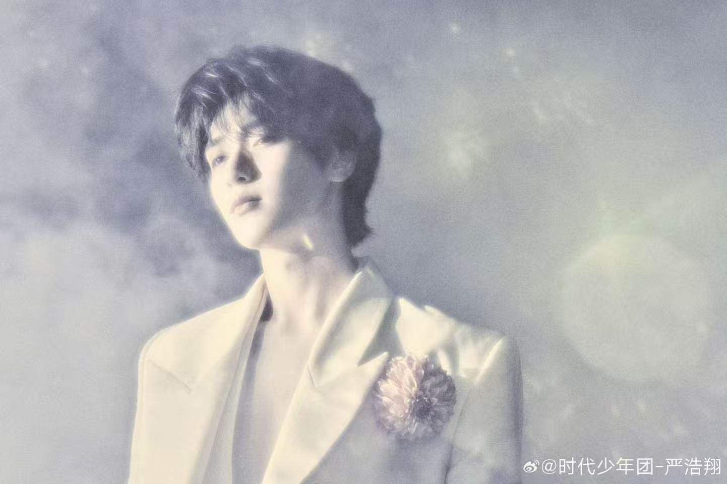 严浩翔白雾西装严浩翔白西装朦胧感写真 帅的嘞 