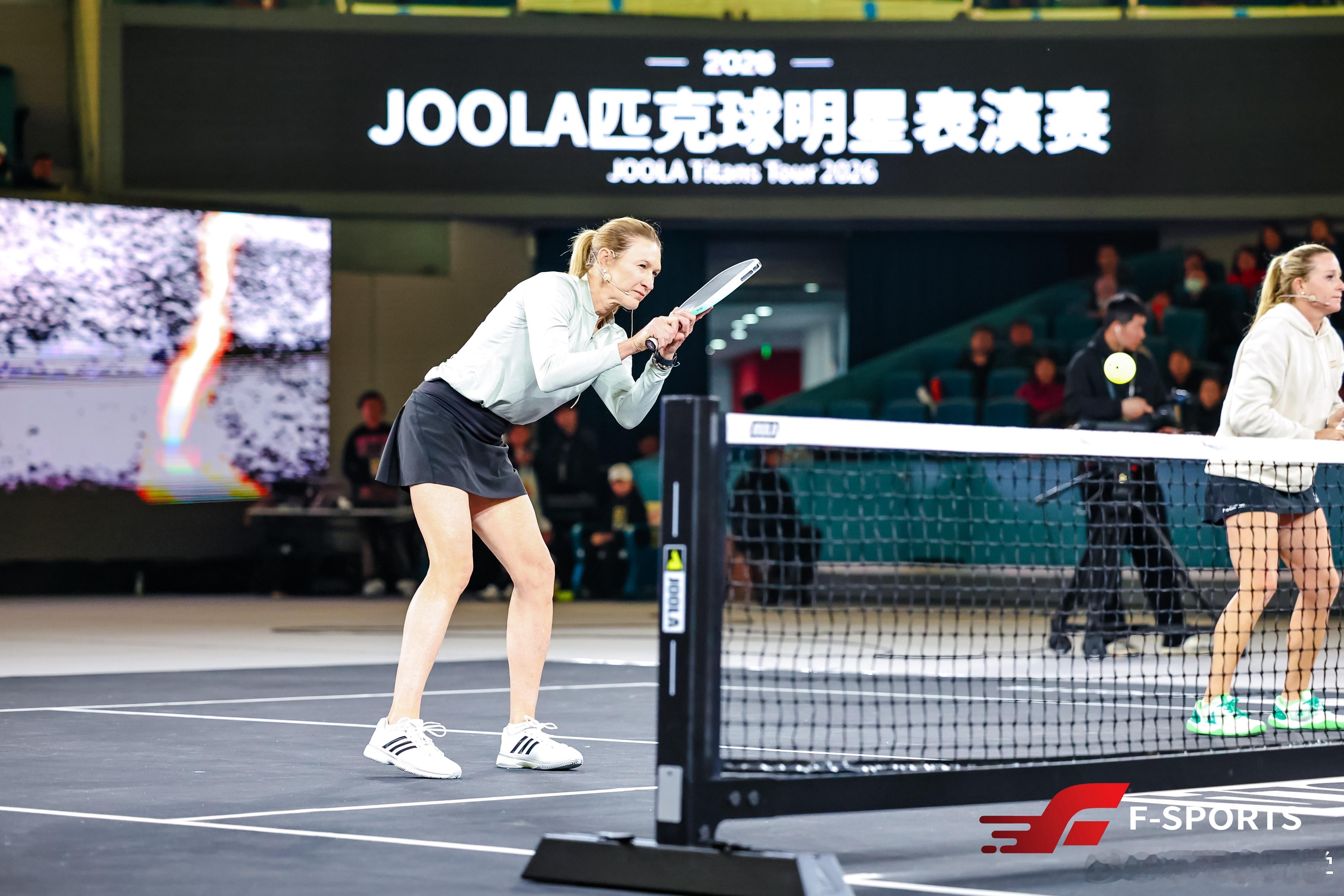 昨晚的钻石，阿加西、格拉芙打匹克球，今夕是何年啊，这比赛放在工作日可还行啊。 