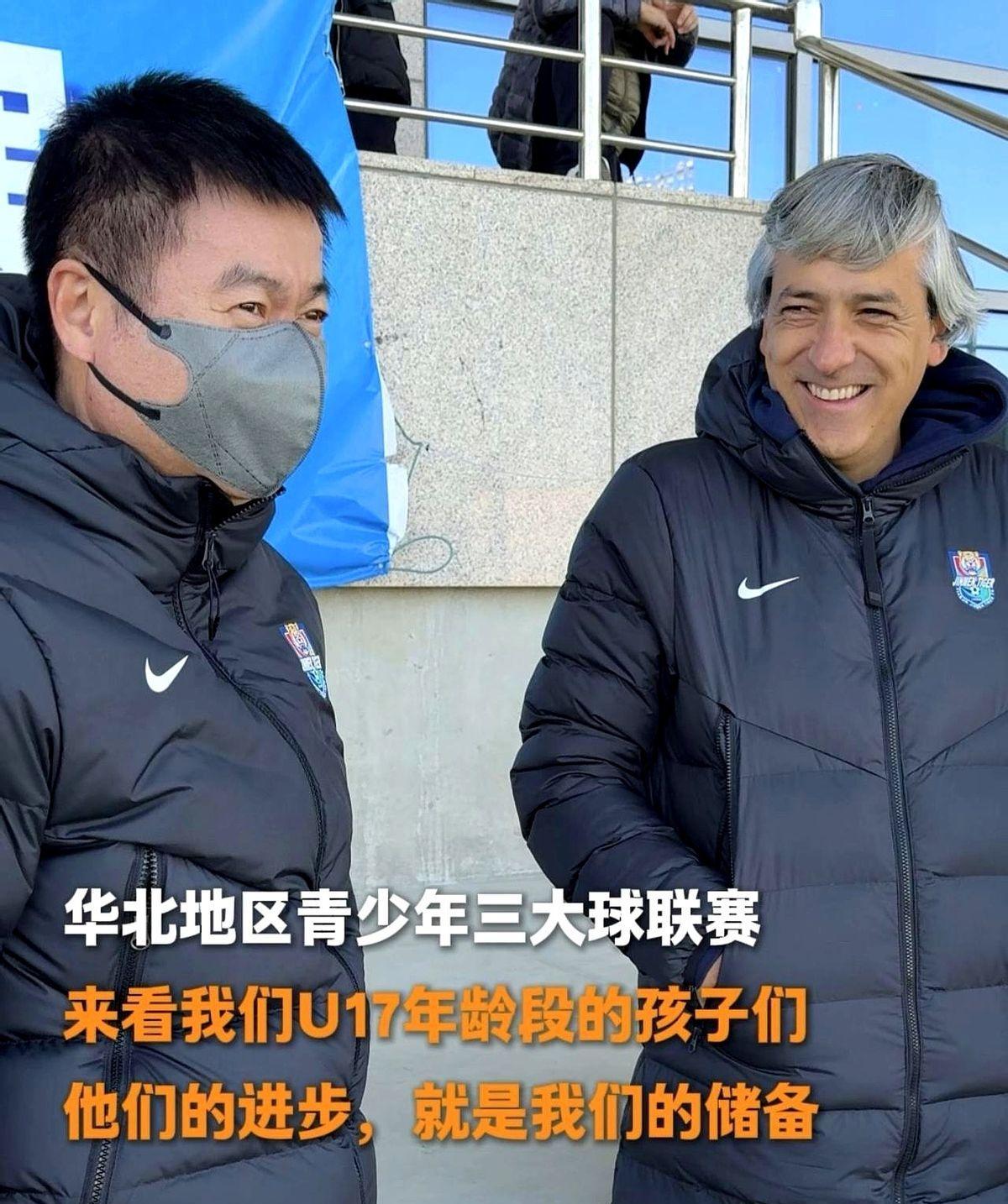 黑黢黢几个小子，三年干成全国前八。
没人信，教练偏不信邪。
不喊口号，不烧钱，每