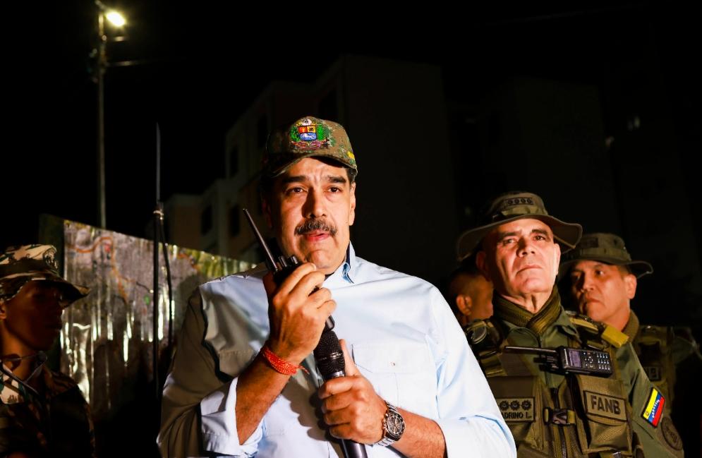 马杜罗手里拿的是对讲机吗？
马杜罗还拿着话筒🎤，这是在参加什么重要活动呢？
马