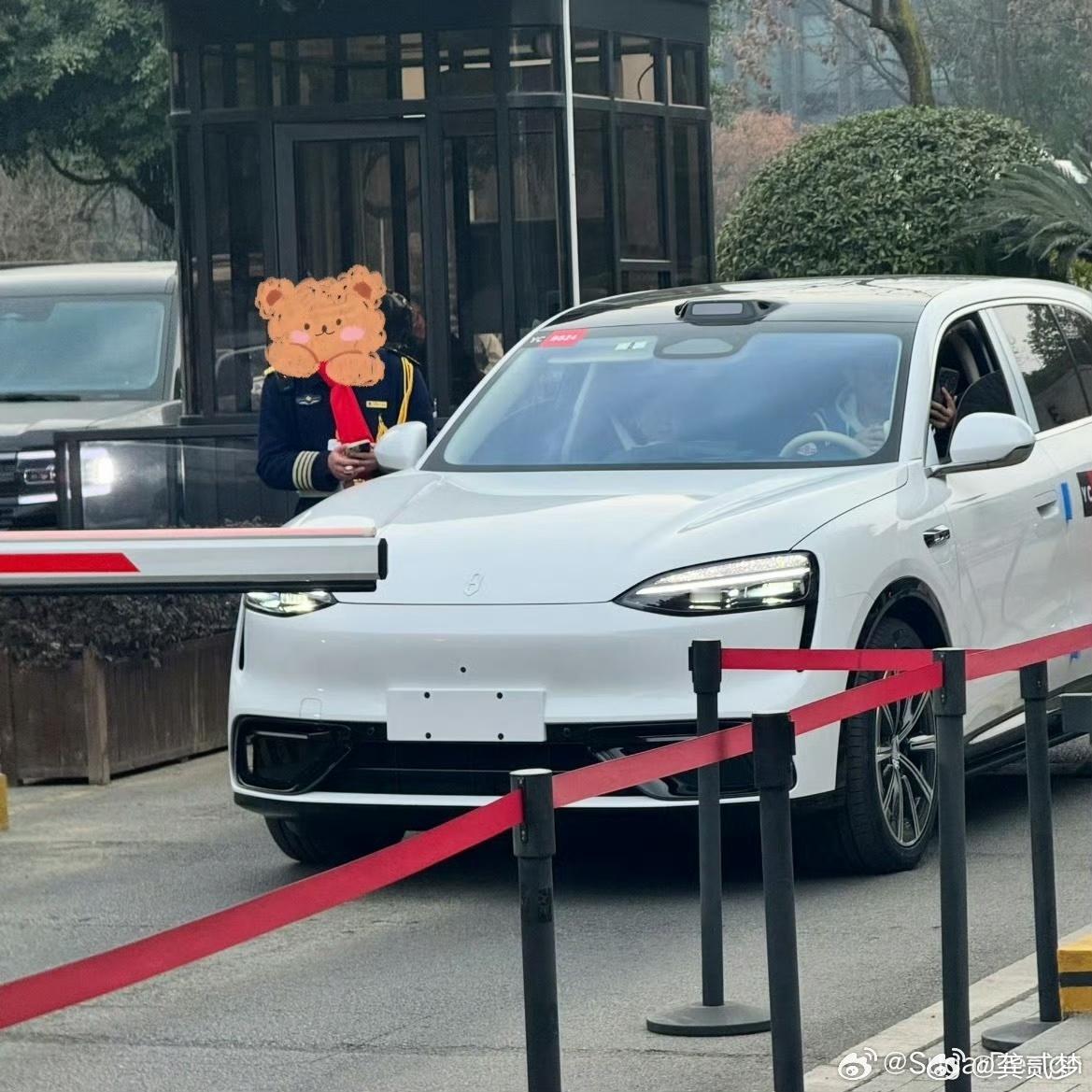 又有新的问界M6的实车图了，这次是正脸了依然是白色车色问界M6实力登场